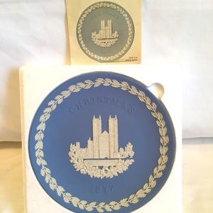 Blue Wedgwood 1977 Westminster Abby Christmas Plate
